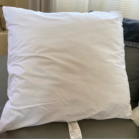 Set of 2 Bloomingdale’s down alternative inserts !!Considering offers!! - Picture 4 of 6